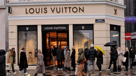 verlauf mitarbeiter dior|Louis Vuitton, Dior, Tiffany: LVMH verdient Milliarden .